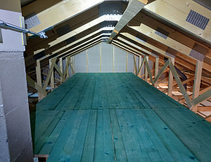 Zateplení stropu dřevostavby bungalovu pomocí foukané izolace